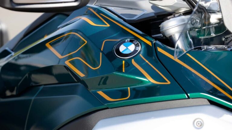 Vista detalhada do motor boxer de uma motocicleta BMW, simbolizando a engenharia e a qualidade que impulsionam o sucesso financeiro da BMW Motorrad no mercado global.
