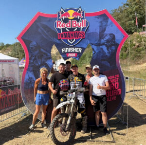 Graham Jarvis pilotando sua moto elétrica JARV-E em terreno rochoso extremo no Red Bull Romaniacs, demonstrando a capacidade da moto elétrica no hard enduro.