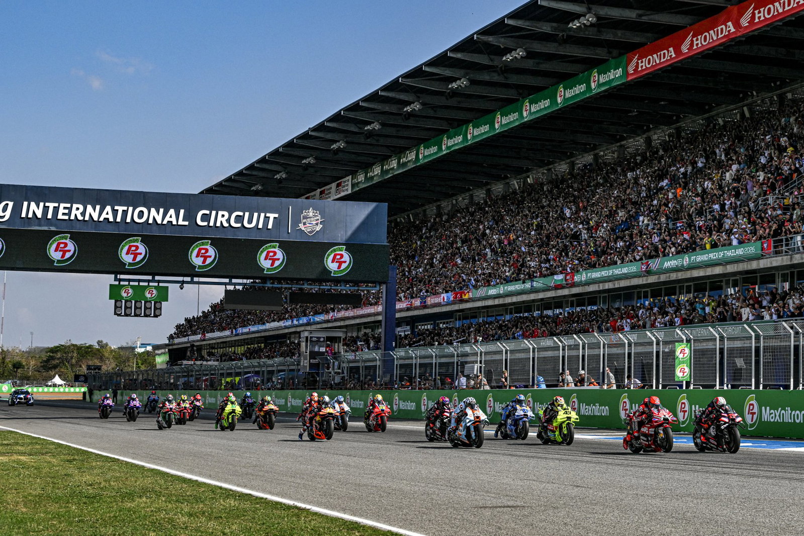 Vista aérea do circuito internacional de Chang em Buriram, Tailândia, palco do MotoGP.