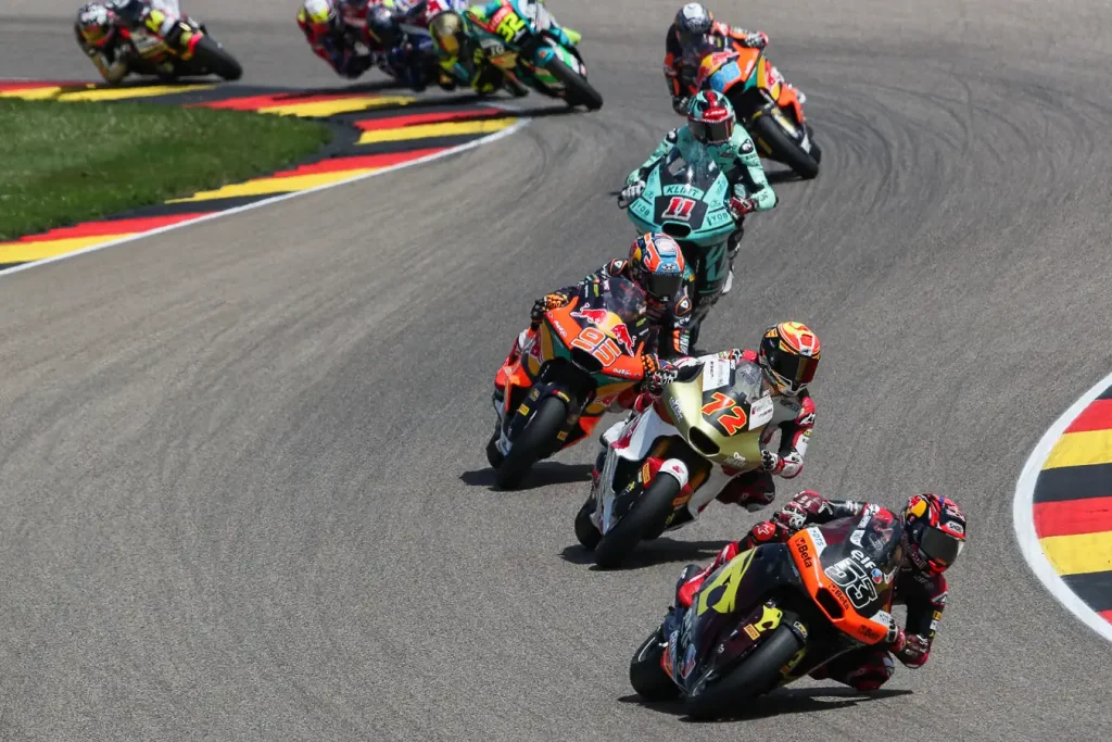 Detalhe do novo motor Triumph que equipará as motocicletas do Campeonato Mundial de Moto2 a partir de 2027, destacando sua tecnologia avançada e design compacto.