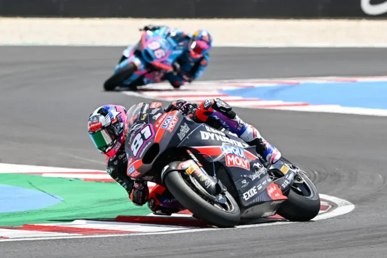 Detalhe do novo motor Triumph que equipará as motocicletas do Campeonato Mundial de Moto2 a partir de 2027, destacando sua tecnologia avançada e design compacto.