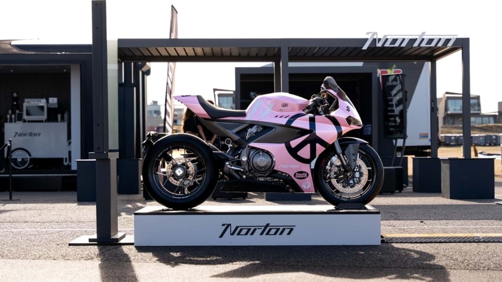 Norton Manx R exclusiva, uma motocicleta clássica customizada com design assimétrico, evidenciando a colaboração artística entre Norton e Peaceful Research e seus detalhes únicos de engenharia.
