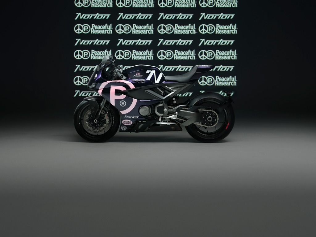 Norton Manx R exclusiva, uma motocicleta clássica customizada com design assimétrico, evidenciando a colaboração artística entre Norton e Peaceful Research e seus detalhes únicos de engenharia.