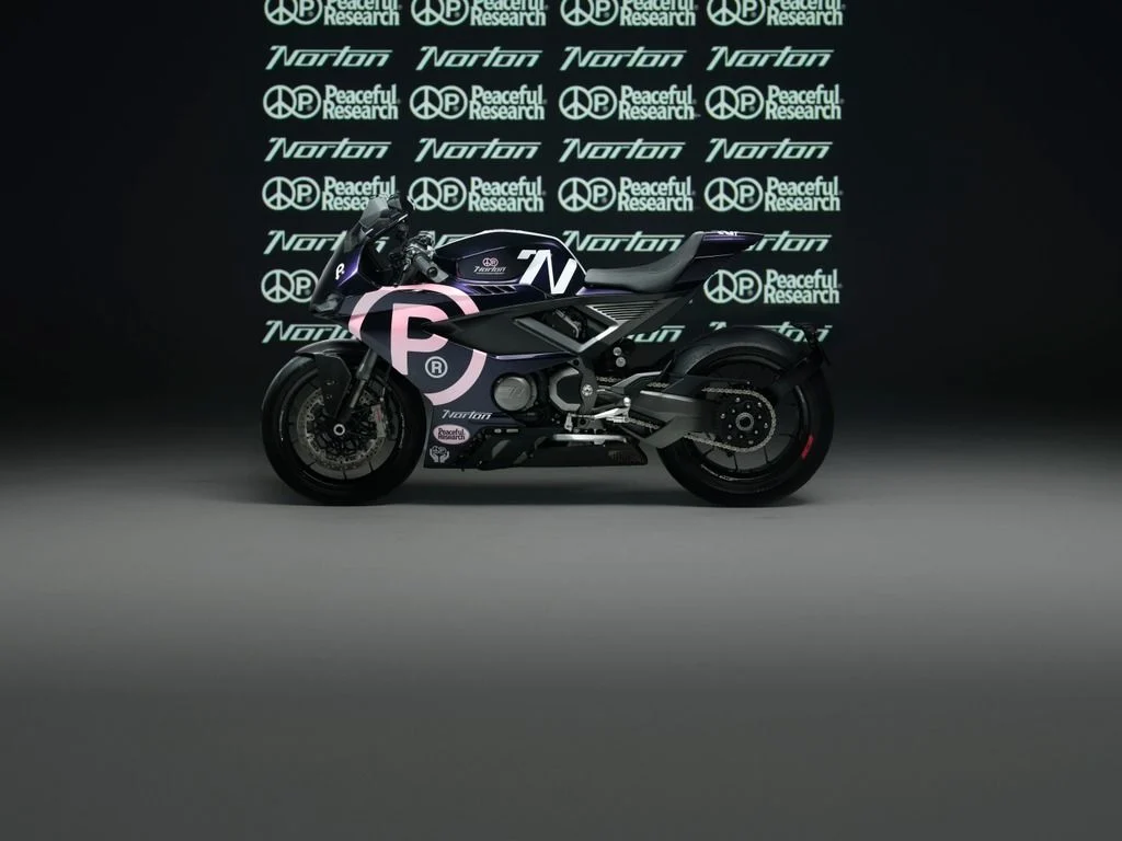 Norton Manx R exclusiva, uma motocicleta clássica customizada com design assimétrico, evidenciando a colaboração artística entre Norton e Peaceful Research e seus detalhes únicos de engenharia.