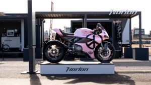 Norton Manx R exclusiva, uma motocicleta clássica customizada com design assimétrico, evidenciando a colaboração artística entre Norton e Peaceful Research e seus detalhes únicos de engenharia.