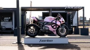 Norton Manx R exclusiva, uma motocicleta clássica customizada com design assimétrico, evidenciando a colaboração artística entre Norton e Peaceful Research e seus detalhes únicos de engenharia.