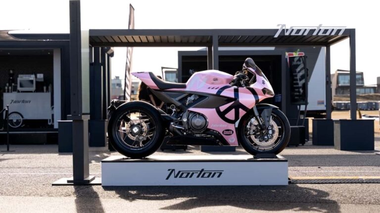 Norton Manx R exclusiva, uma motocicleta clássica customizada com design assimétrico, evidenciando a colaboração artística entre Norton e Peaceful Research e seus detalhes únicos de engenharia.