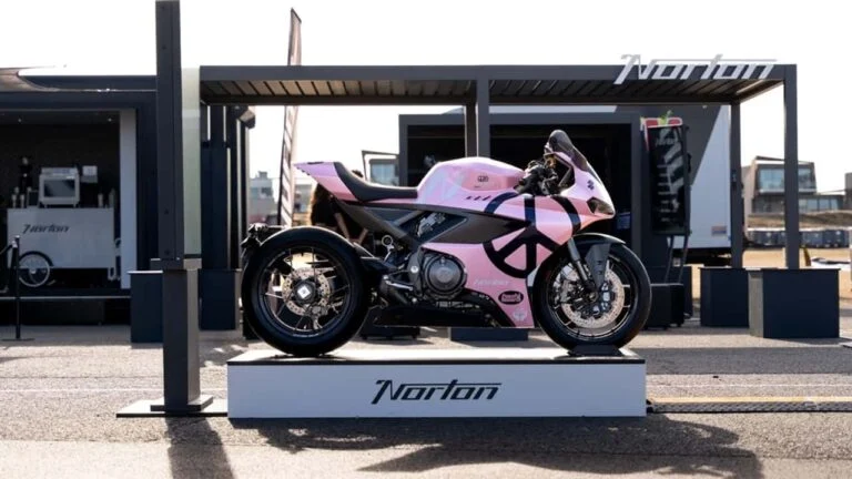 Norton Manx R exclusiva, uma motocicleta clássica customizada com design assimétrico, evidenciando a colaboração artística entre Norton e Peaceful Research e seus detalhes únicos de engenharia.