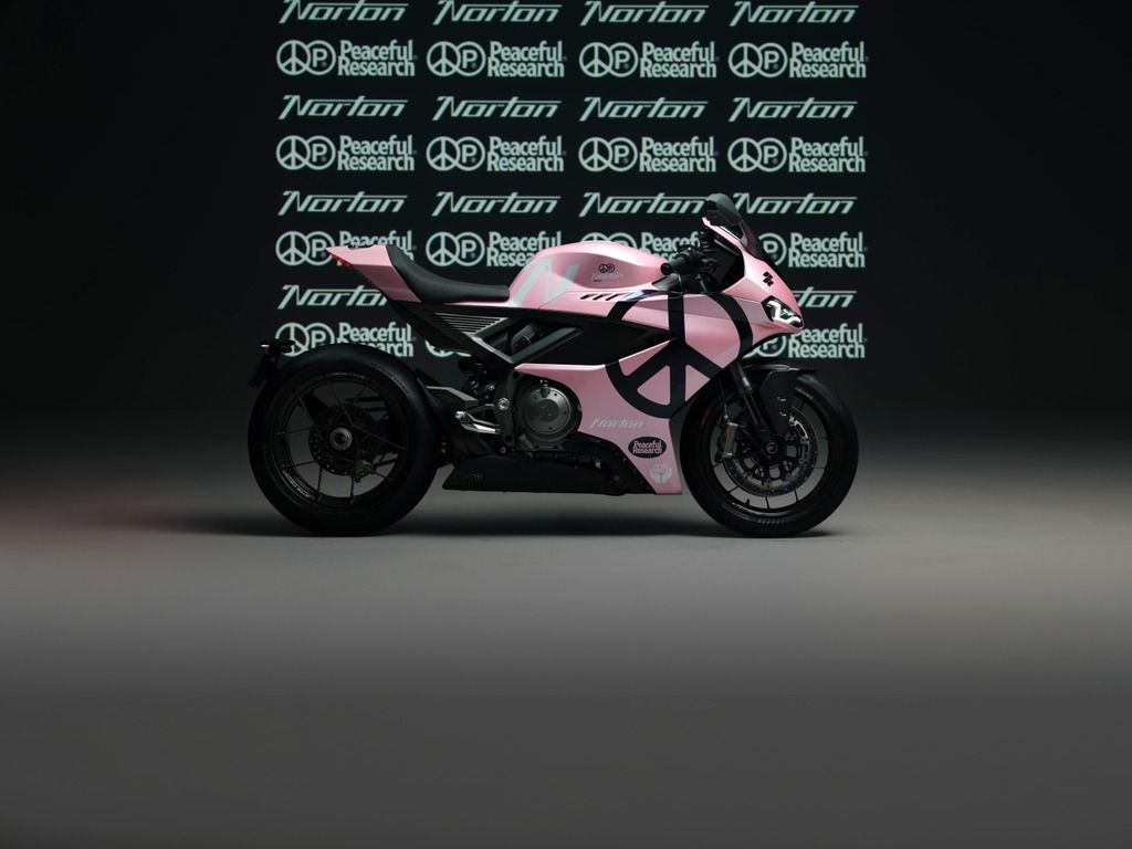 Norton Manx R exclusiva, uma motocicleta clássica customizada com design assimétrico, evidenciando a colaboração artística entre Norton e Peaceful Research e seus detalhes únicos de engenharia.