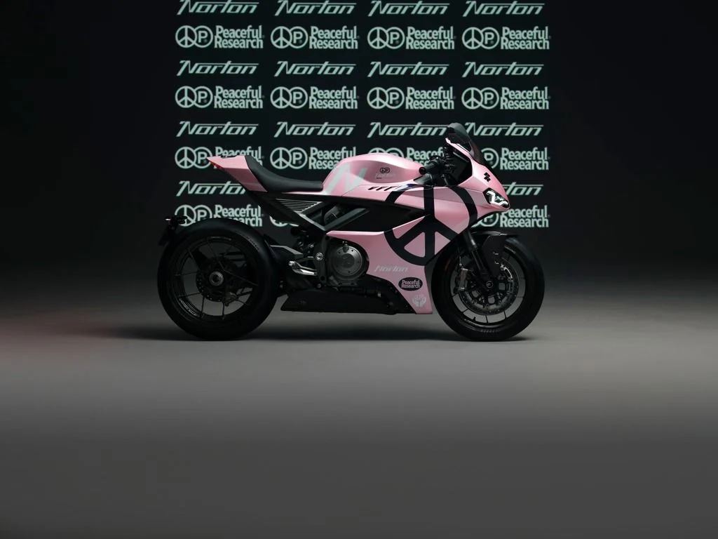 Norton Manx R exclusiva, uma motocicleta clássica customizada com design assimétrico, evidenciando a colaboração artística entre Norton e Peaceful Research e seus detalhes únicos de engenharia.