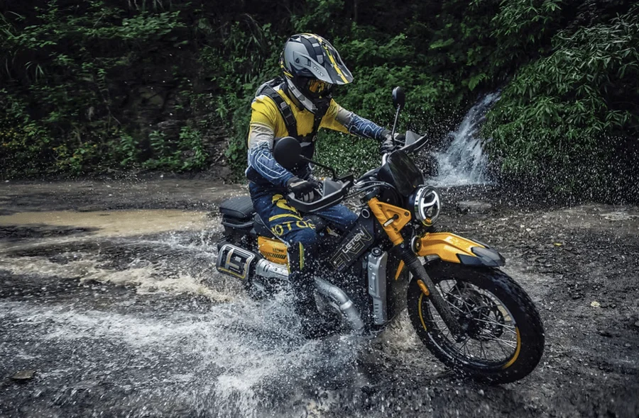 AJS Leten LT190 em ação, uma motocicleta de aventura de pequena cilindrada com design robusto e pronta para diferentes terrenos, marcando o novo capítulo da marca britânica.