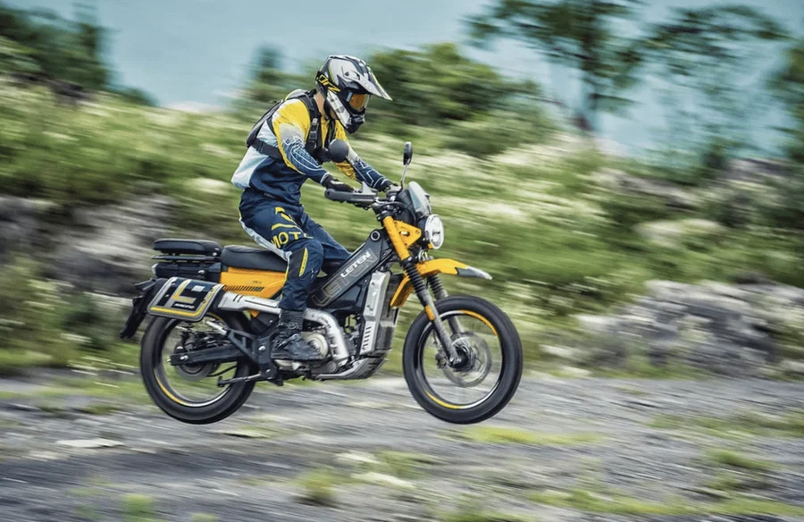 AJS Leten LT190 em ação, uma motocicleta de aventura de pequena cilindrada com design robusto e pronta para diferentes terrenos, marcando o novo capítulo da marca britânica.