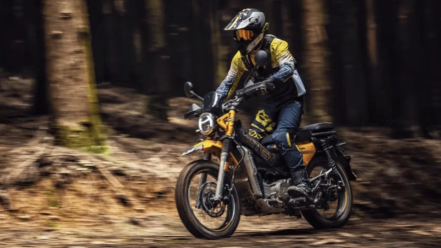 AJS Leten LT190 em ação, uma motocicleta de aventura de pequena cilindrada com design robusto e pronta para diferentes terrenos, marcando o novo capítulo da marca britânica.