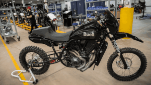 Renderização conceitual de uma motocicleta Buell de estilo hill climber com características de moto adventure, mostrando sua robustez e design inovador em um ambiente off-road.