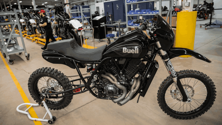 Renderização conceitual de uma motocicleta Buell de estilo hill climber com características de moto adventure, mostrando sua robustez e design inovador em um ambiente off-road.