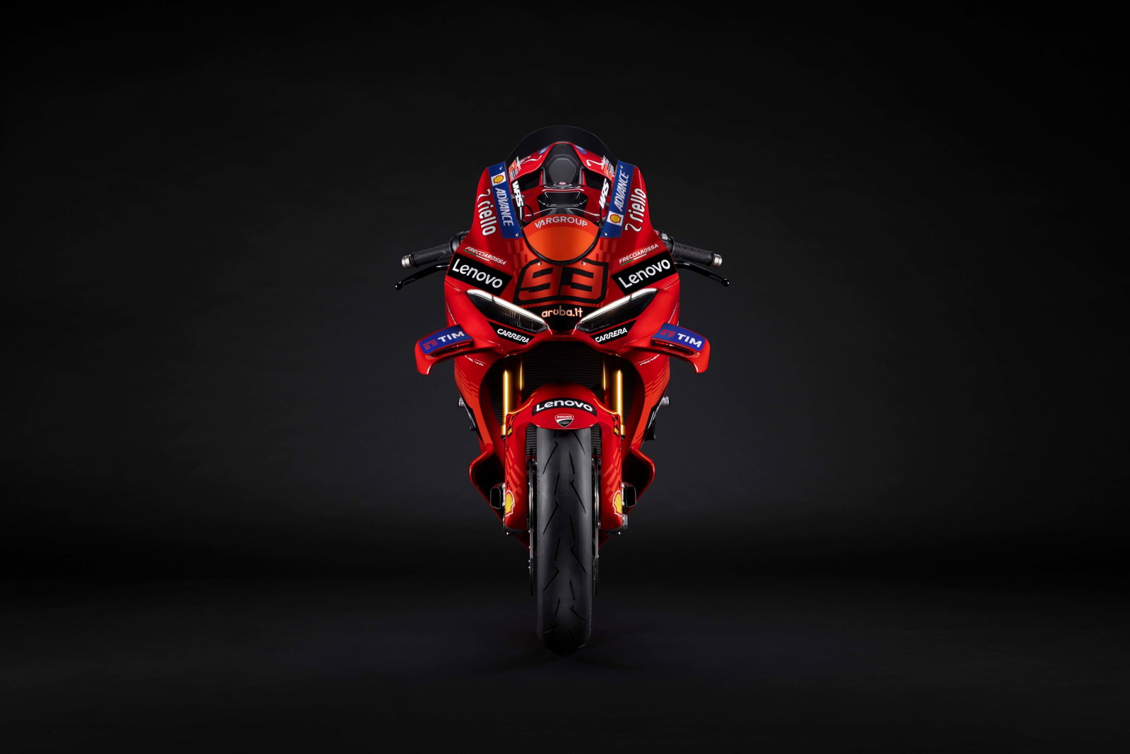 Detalhe de uma Ducati Panigale V4 SP em ação em pista, destacando seu design agressivo e componentes de alta performance, como suspensões Öhlins e rodas leves.
