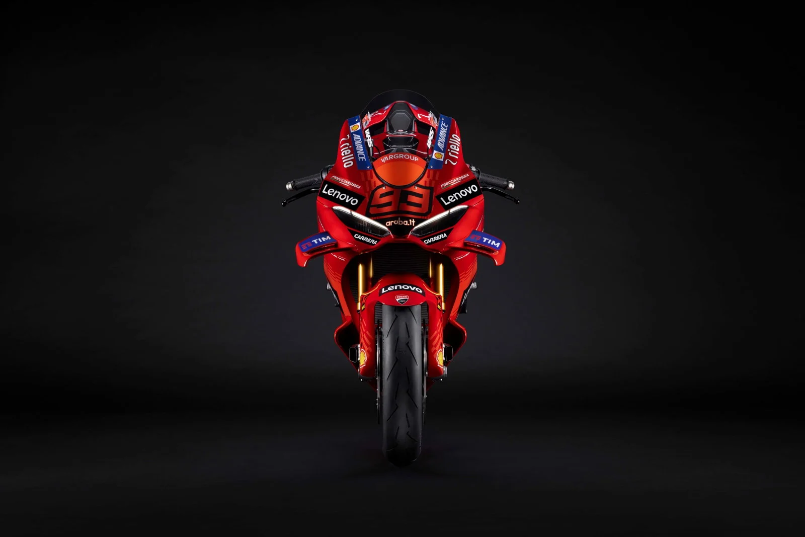 Detalhe de uma Ducati Panigale V4 SP em ação em pista, destacando seu design agressivo e componentes de alta performance, como suspensões Öhlins e rodas leves.