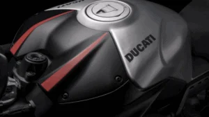 Detalhe de uma Ducati Panigale V4 SP em ação em pista, destacando seu design agressivo e componentes de alta performance, como suspensões Öhlins e rodas leves.
