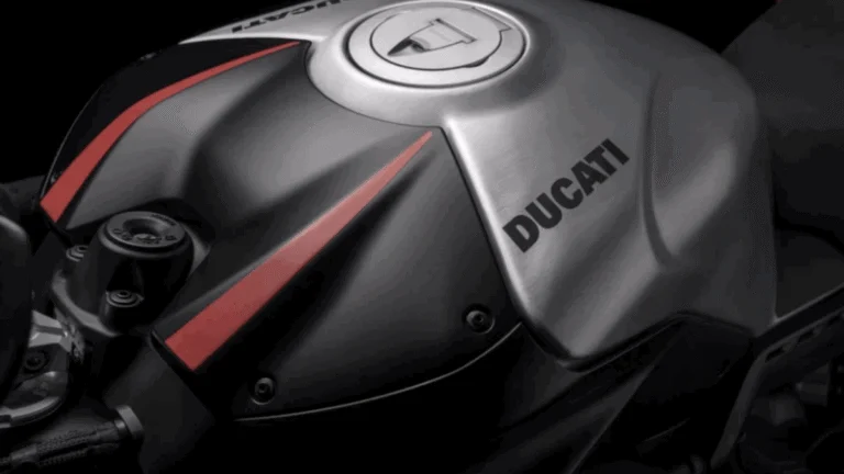Detalhe de uma Ducati Panigale V4 SP em ação em pista, destacando seu design agressivo e componentes de alta performance, como suspensões Öhlins e rodas leves.