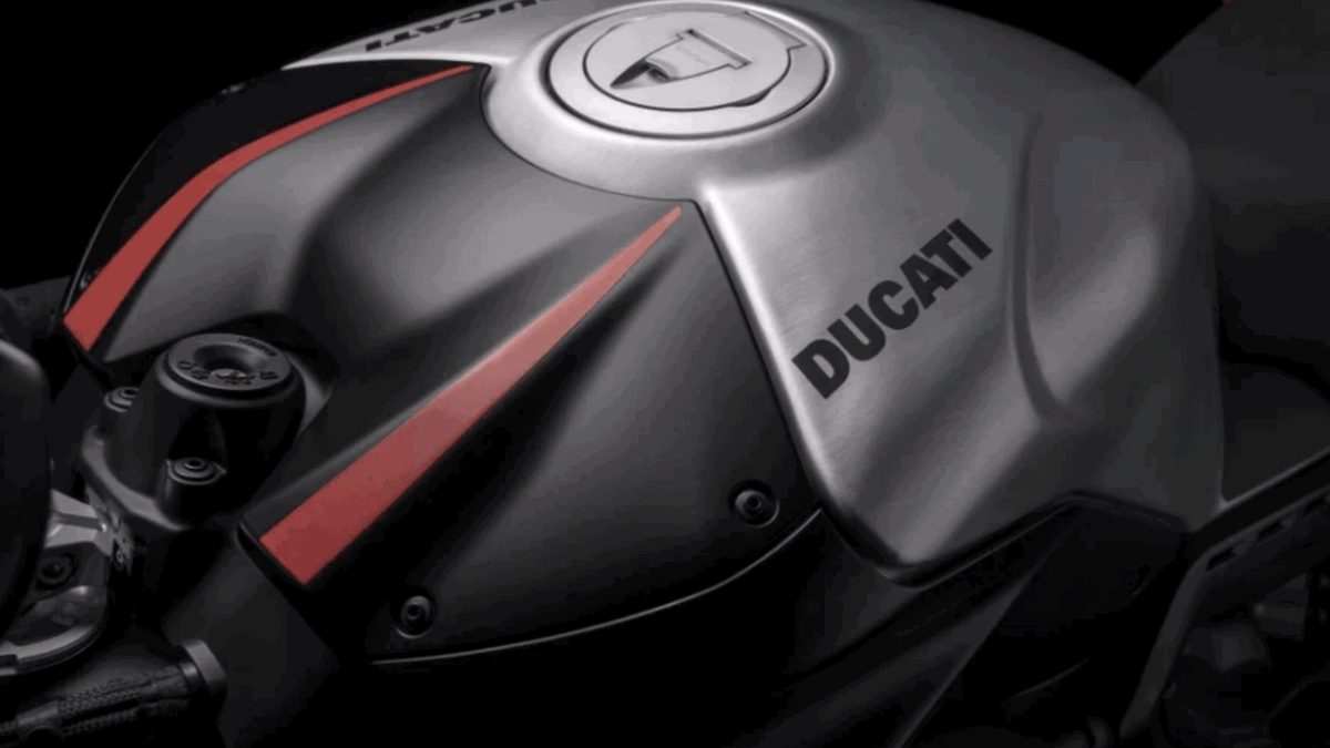 Detalhe de uma Ducati Panigale V4 SP em ação em pista, destacando seu design agressivo e componentes de alta performance, como suspensões Öhlins e rodas leves.