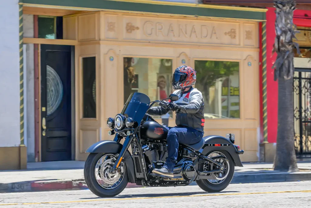Harley-Davidson Deadwood 2026, uma cruiser Softail na cor Denim Black, exibindo seu assento solo, para-brisa recortado e rodas escuras.