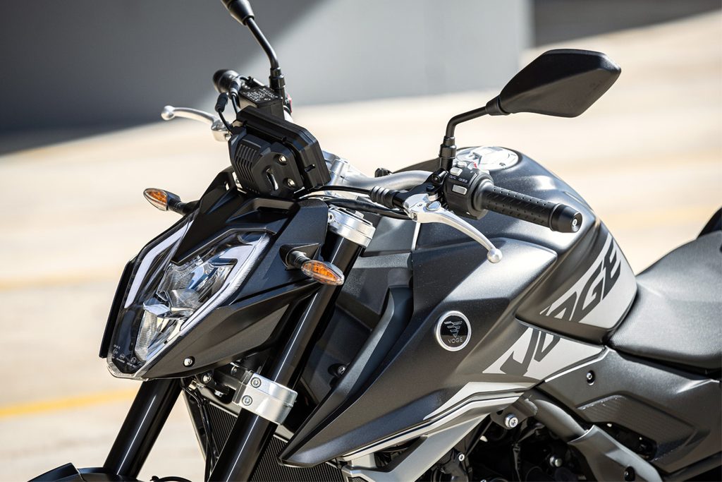 VOGE 625R em destaque, uma moto naked de média cilindrada com design moderno e agressivo, exibindo farol em LED e chassi tubular aparente.