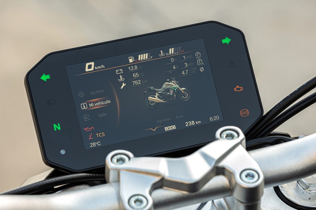 VOGE 625R em destaque, uma moto naked de média cilindrada com design moderno e agressivo, exibindo farol em LED e chassi tubular aparente.