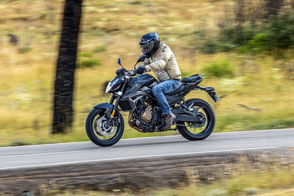 VOGE 625R em destaque, uma moto naked de média cilindrada com design moderno e agressivo, exibindo farol em LED e chassi tubular aparente.