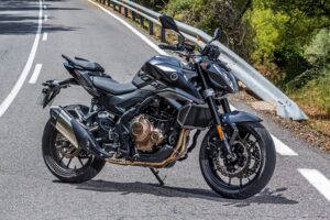 VOGE 625R em destaque, uma moto naked de média cilindrada com design moderno e agressivo, exibindo farol em LED e chassi tubular aparente.