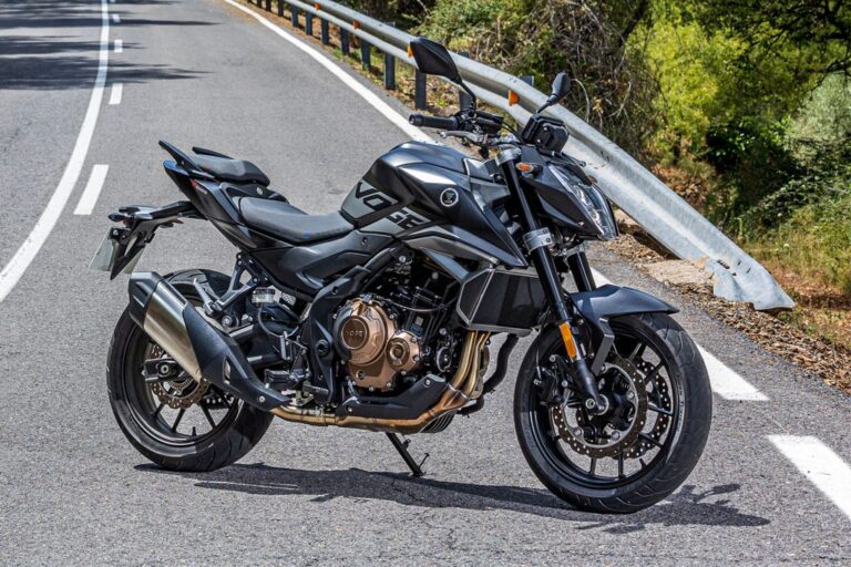 VOGE 625R em destaque, uma moto naked de média cilindrada com design moderno e agressivo, exibindo farol em LED e chassi tubular aparente.