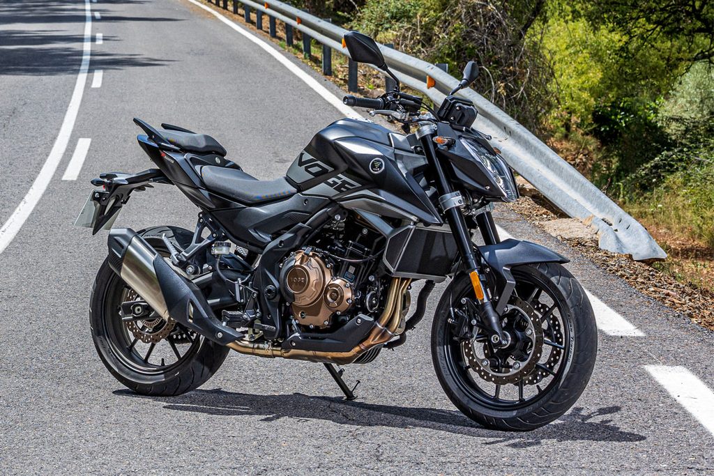 VOGE 625R em destaque, uma moto naked de média cilindrada com design moderno e agressivo, exibindo farol em LED e chassi tubular aparente.