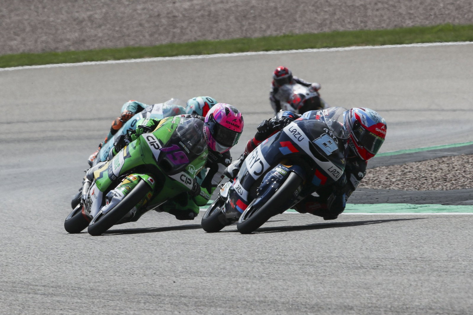 Imagem ilustrativa de uma moto de corrida de protótipo de alta performance da Yamaha em uma pista, representando a nova Moto3.
