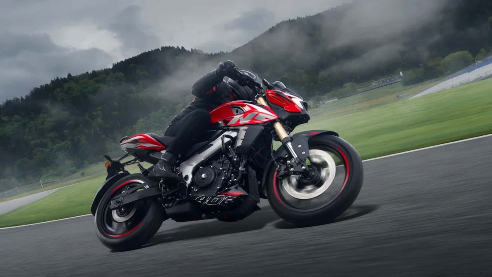 Painel TFT colorido de alta resolução em uma motocicleta Bajaj Pulsar, exibindo informações de velocidade, rotações e navegação.