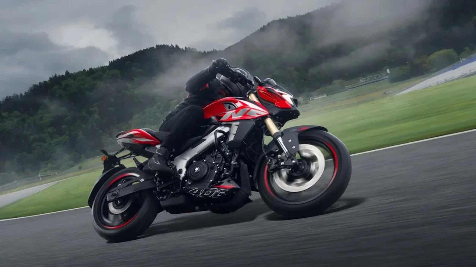 Painel TFT colorido de alta resolução em uma motocicleta Bajaj Pulsar, exibindo informações de velocidade, rotações e navegação.