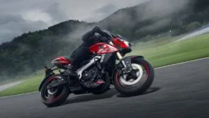 Painel TFT colorido de alta resolução em uma motocicleta Bajaj Pulsar, exibindo informações de velocidade, rotações e navegação.
