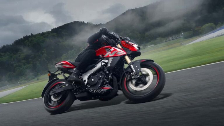 Painel TFT colorido de alta resolução em uma motocicleta Bajaj Pulsar, exibindo informações de velocidade, rotações e navegação.