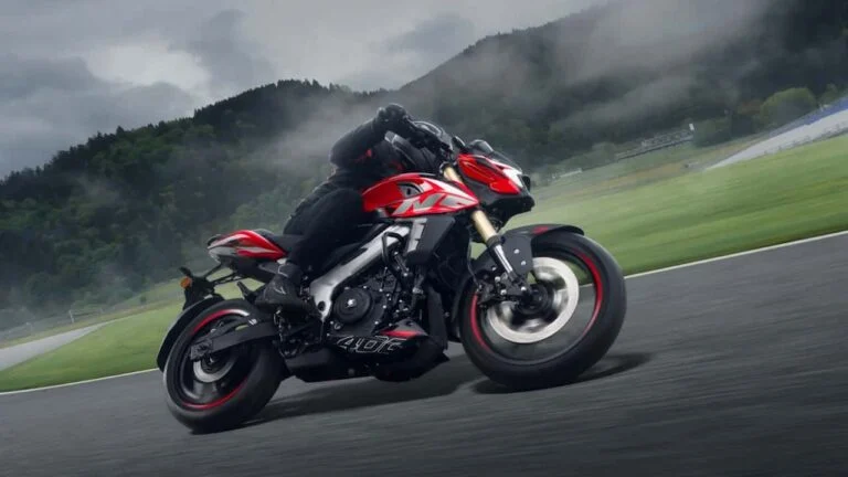 Painel TFT colorido de alta resolução em uma motocicleta Bajaj Pulsar, exibindo informações de velocidade, rotações e navegação.