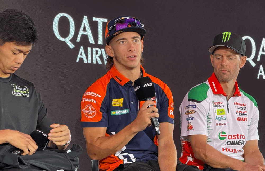 Pedro Acosta em ação com sua moto de corrida, em transição entre equipes no MotoGP