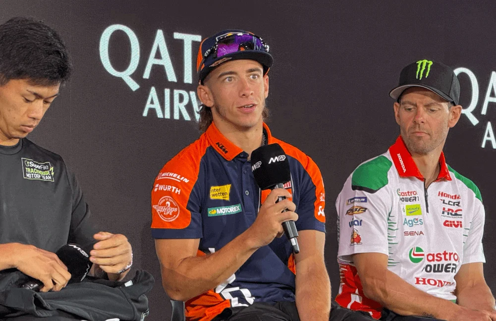 Pedro Acosta em ação com sua moto de corrida, em transição entre equipes no MotoGP