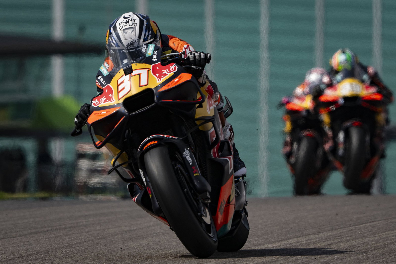 Pedro Acosta em ação com sua moto de corrida, em transição entre equipes no MotoGP