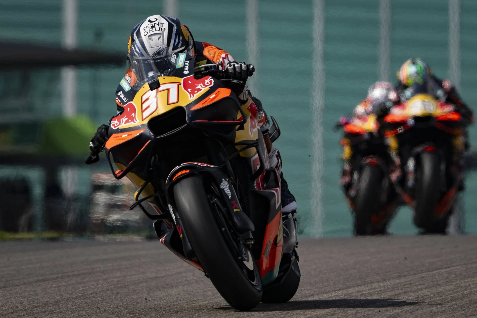 Pedro Acosta em ação com sua moto de corrida, em transição entre equipes no MotoGP