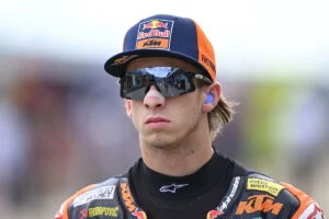 Pedro Acosta em ação com sua moto de corrida, em transição entre equipes no MotoGP
