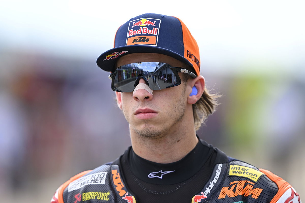 Pedro Acosta em ação com sua moto de corrida, em transição entre equipes no MotoGP