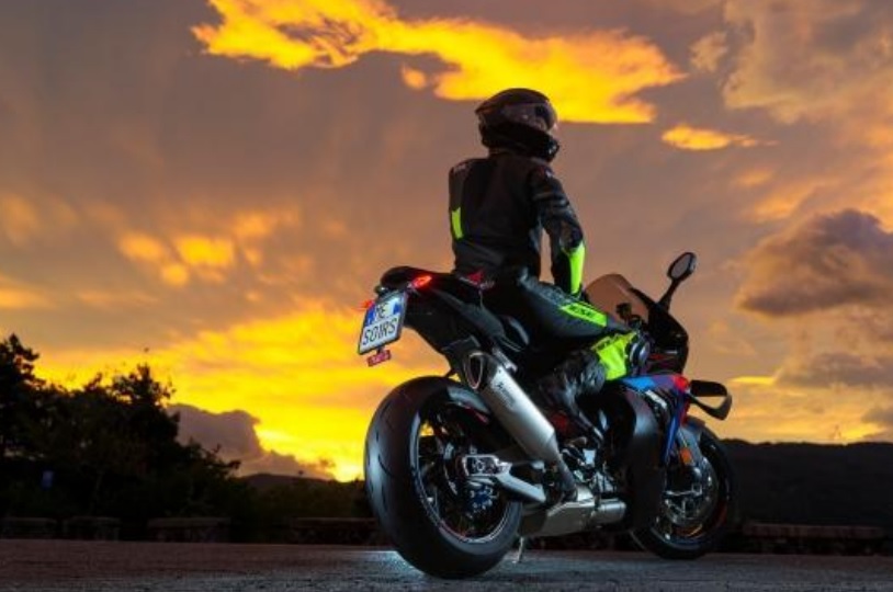 Motocicleta esportiva de alta performance em uma curva fechada, equipada com os novos pneus Metzeler SPORTEC 01 RS, destacando o desenho da banda de rodagem e a aderência.