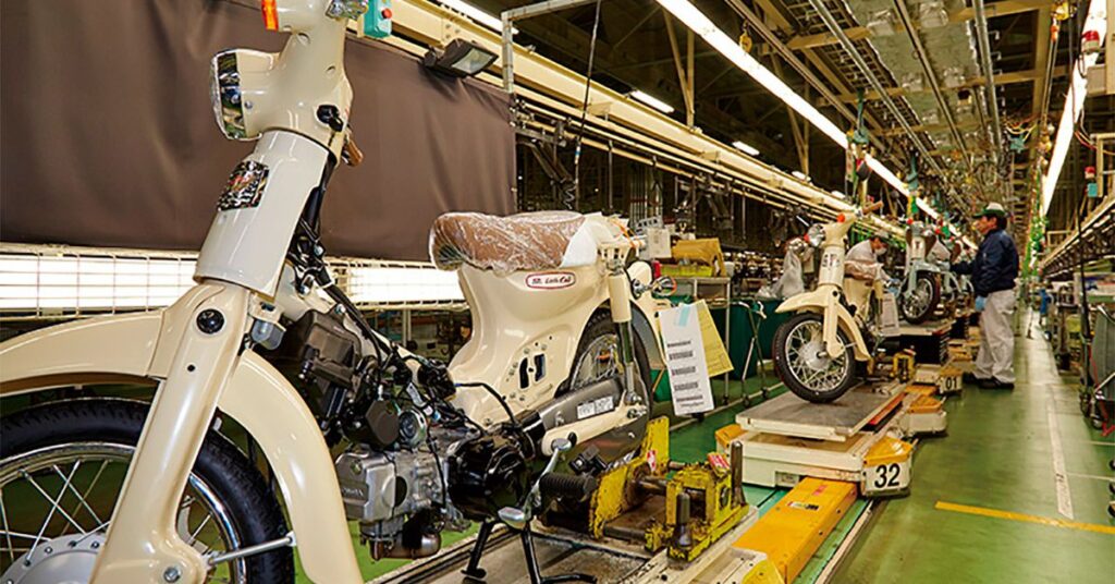 Fábrica da Honda em Kumamoto, Japão, operando após a retomada da produção de motos.
