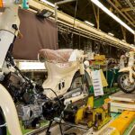 Fábrica da Honda em Kumamoto, Japão, operando após a retomada da produção de motos.