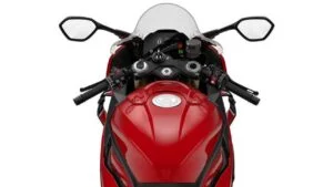 Motocicleta BMW S 1000 RR em destaque na pista, simbolizando alta performance e a importância da segurança veicular.