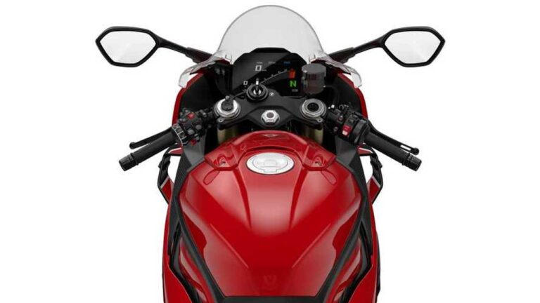 Motocicleta BMW S 1000 RR em destaque na pista, simbolizando alta performance e a importância da segurança veicular.
