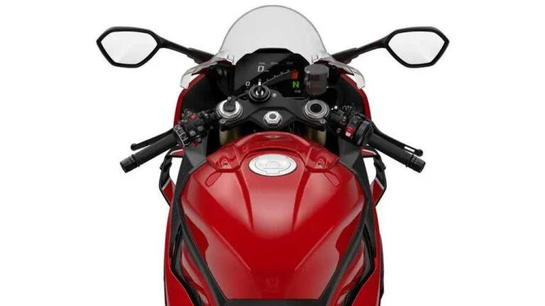 Motocicleta BMW S 1000 RR em destaque na pista, simbolizando alta performance e a importância da segurança veicular.