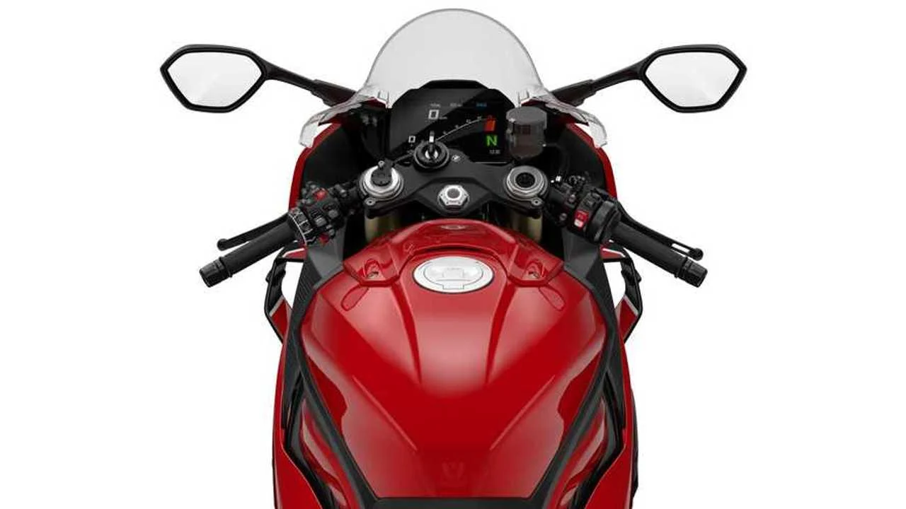 Motocicleta BMW S 1000 RR em destaque na pista, simbolizando alta performance e a importância da segurança veicular.